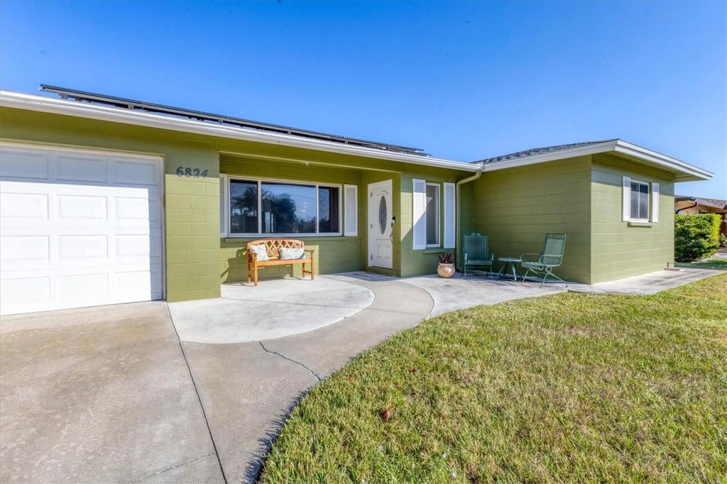 Photo of 6824 Roxbury Drive, Sarasota, FL 34231 (MLS # A4669517)