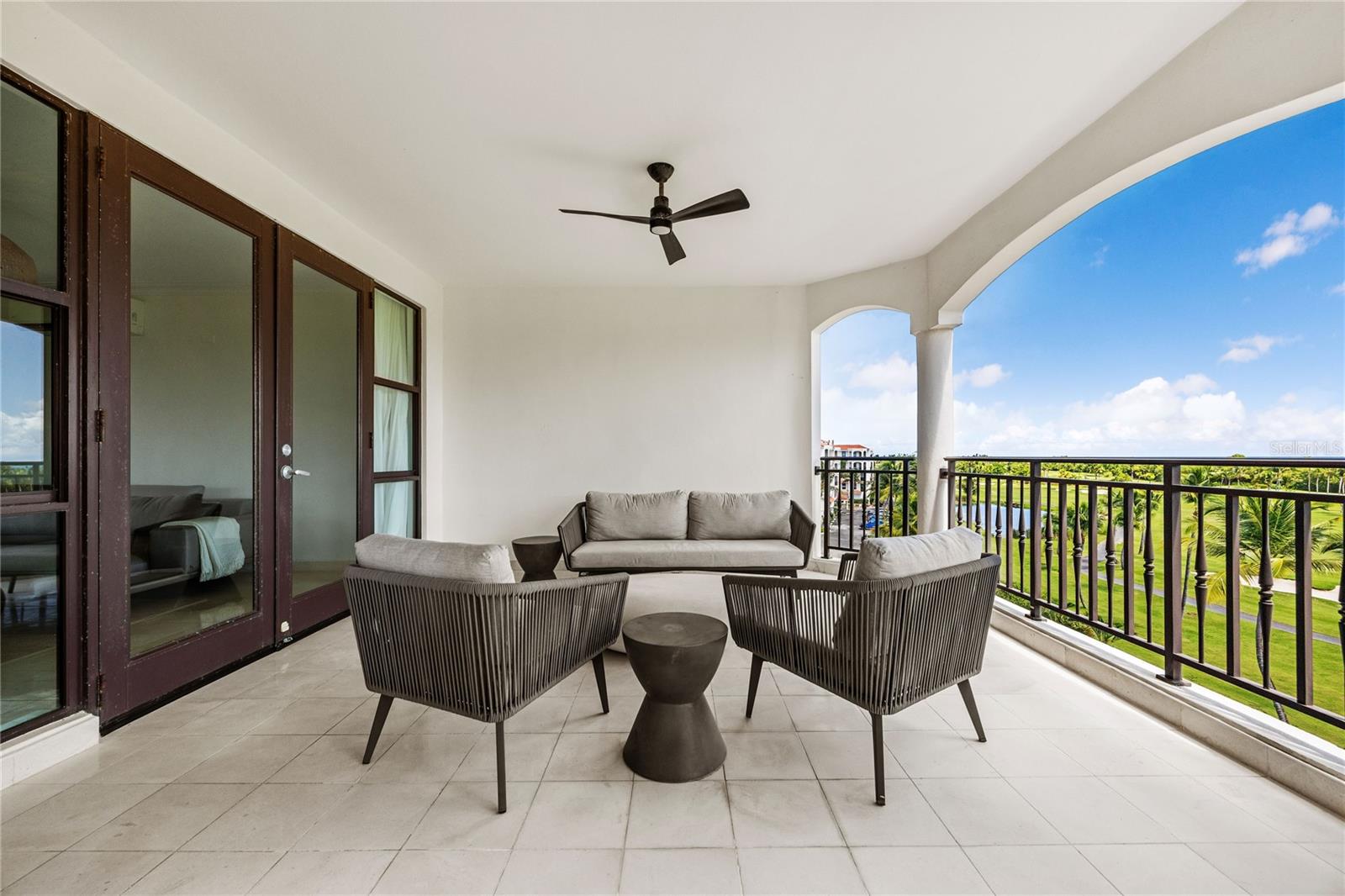 COUNTRY CLUB RESIDENCES - Residential