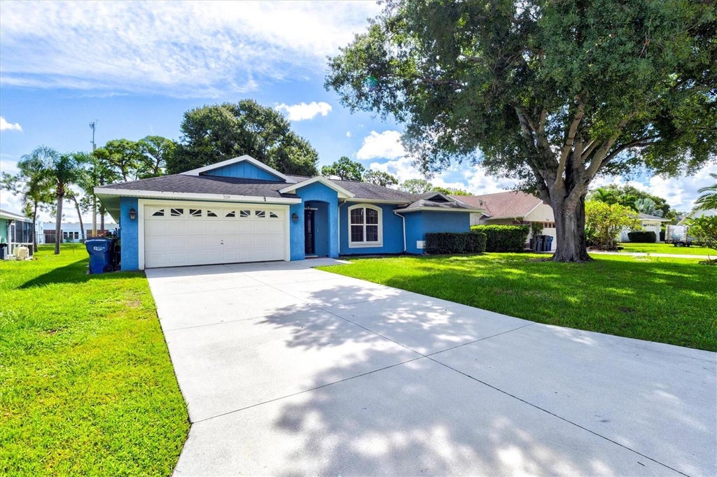 Photo of 7129 Queen Palm Circle, Sarasota, FL 34243 (MLS # A4707249)