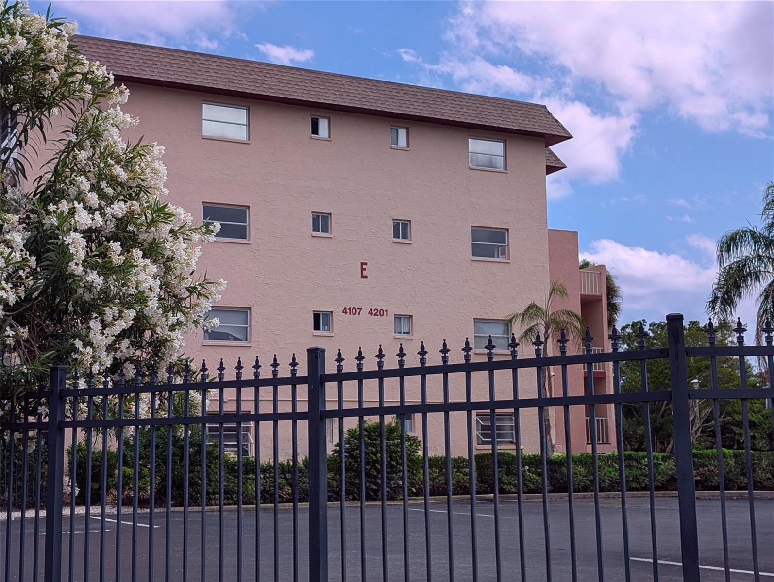 BAYSHORE ON THE LAKE APTS SEC 4 - Residential