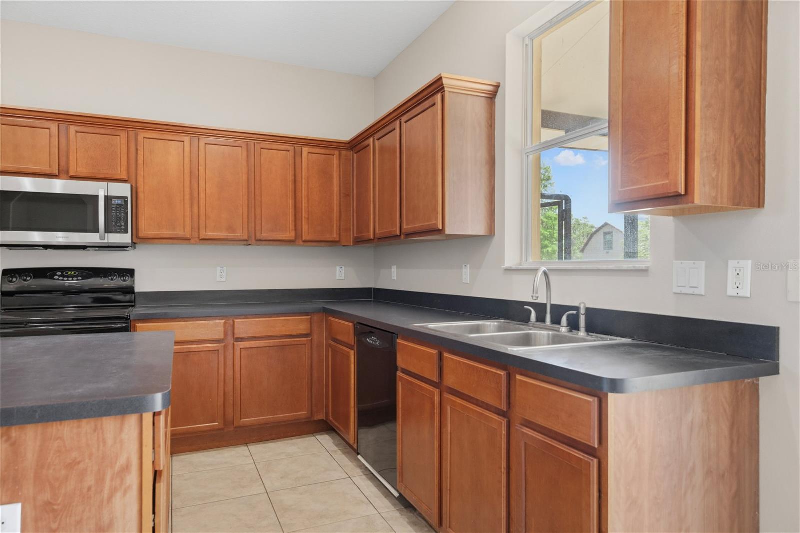GROVELAND FARMS 21-23-25 - Residential