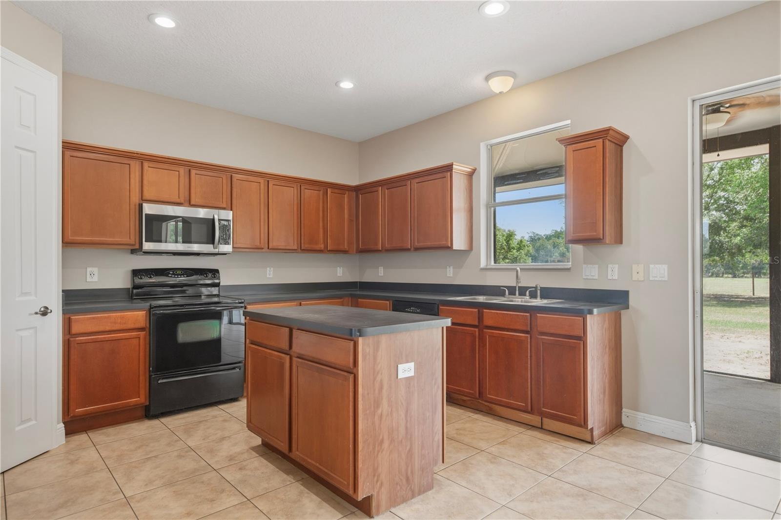 GROVELAND FARMS 21-23-25 - Residential