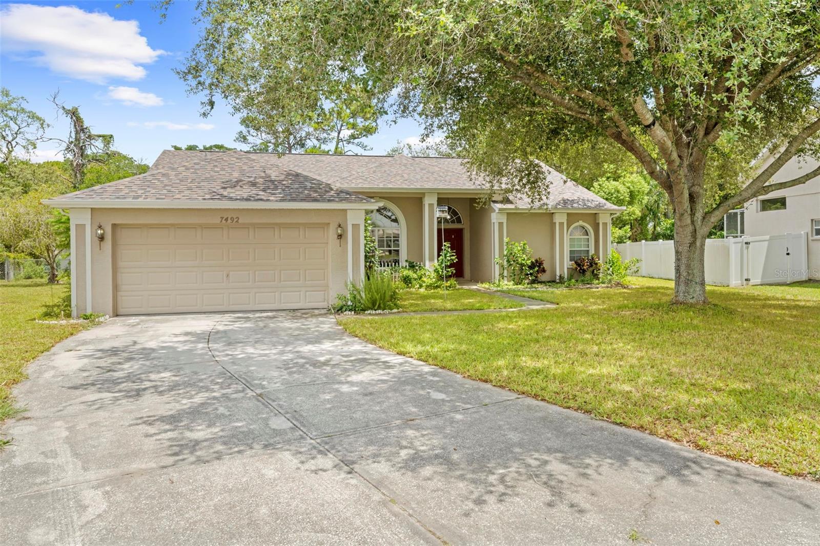 One or more photo(s) has been virtually staged. Welcome to this beautiful 3-bedroom, 2-bath, 2-car garage home offering 2,325 sq. ft. of comfortable living in the desirable Regency Oaks community. With an optional HOA membership of just $125/year, you’ll have access to the community pool for endless Florida fun.
Perfectly located near shopping, dining, and the stunning Weeki Wachee River, this home features carpet in the bedrooms, tile in wet areas, and a well-designed split floor plan. The master suite includes his-and-her walk-in closets, dual sinks, a relaxing garden tub, and a separate shower. The kitchen boasts stainless steel appliances, abundant cabinet space, and a layout ideal for cooking and entertaining. Enjoy the convenience of an inside laundry room and plenty of storage throughout.
This move-in-ready home combines comfort, convenience, and location—don’t miss it!