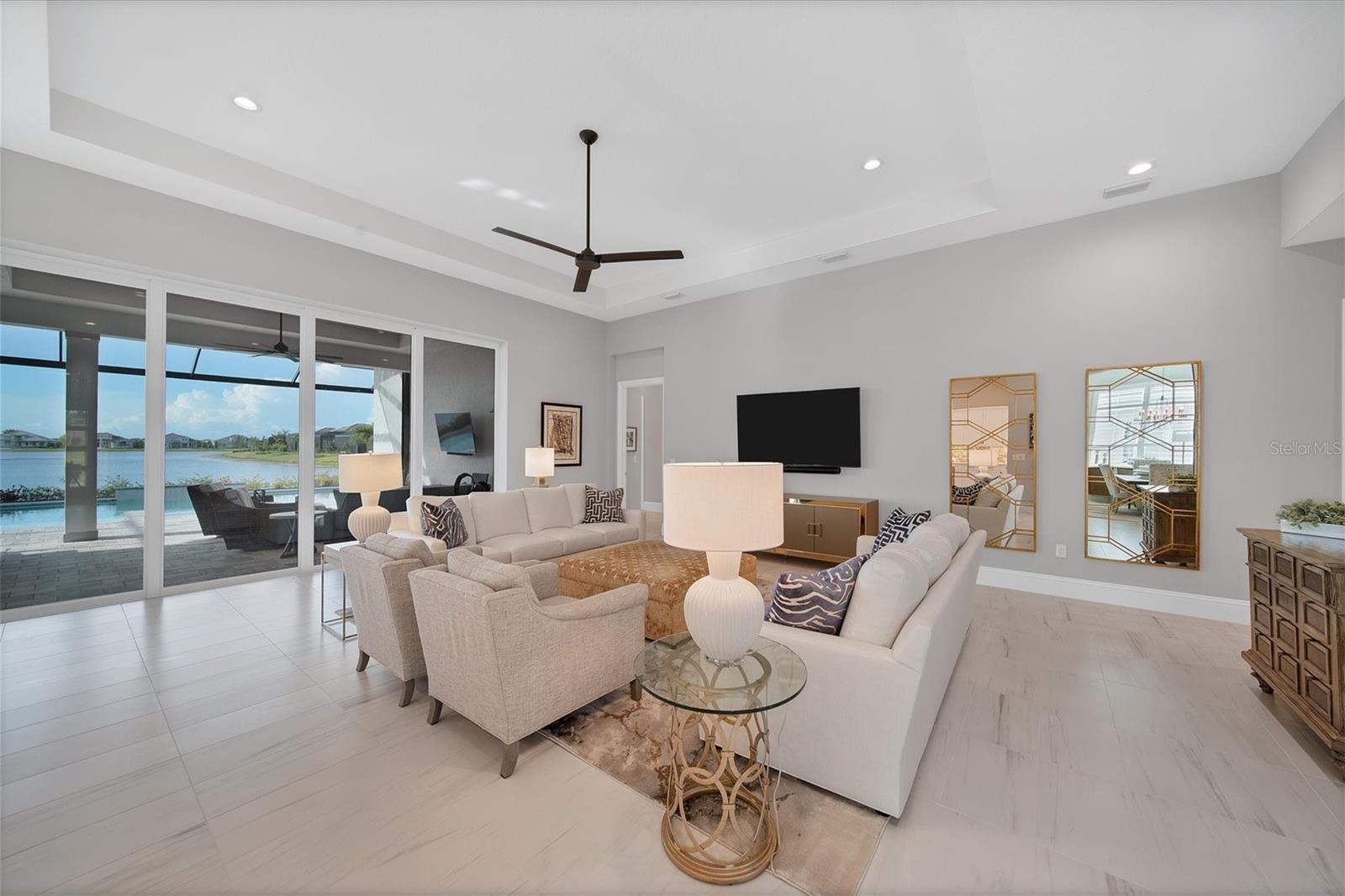 LAKE CLUB - Residential