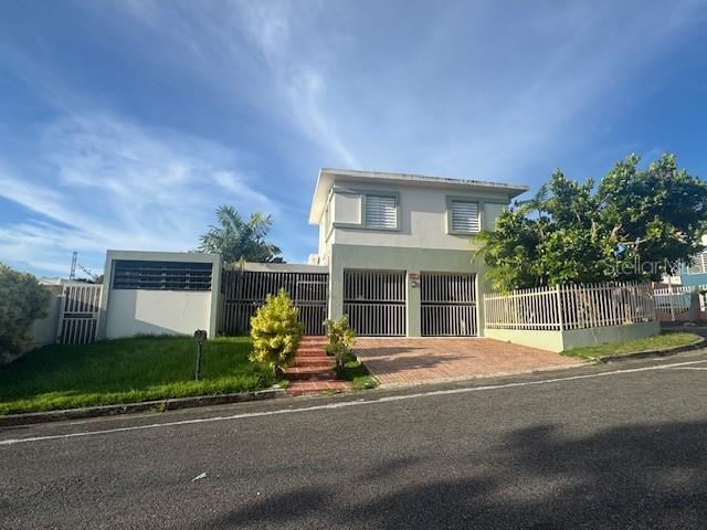 This spacious and comfortable multi-family home offers an excellent location with easy access to main roads. The property features 3 bedrooms, 2 bathrooms, living room, dining room, and a large family room. The kitchen is currently being remodeled, and the home also includes a patio. Conveniently located just 2 minutes from Highway #1, Avenida Los Filtros (177), and Avenida Las Cumbres, and only minutes from Expressway 52. Close to schools, restaurants, pharmacies, bakeries, and supermarkets.