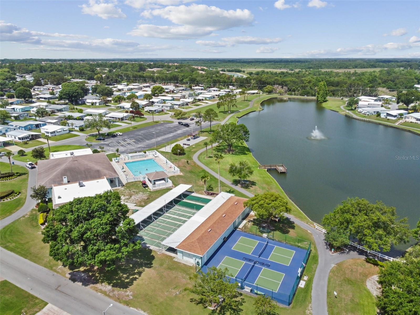 FOXWOOD LAKE ESTATES - Residential Lease