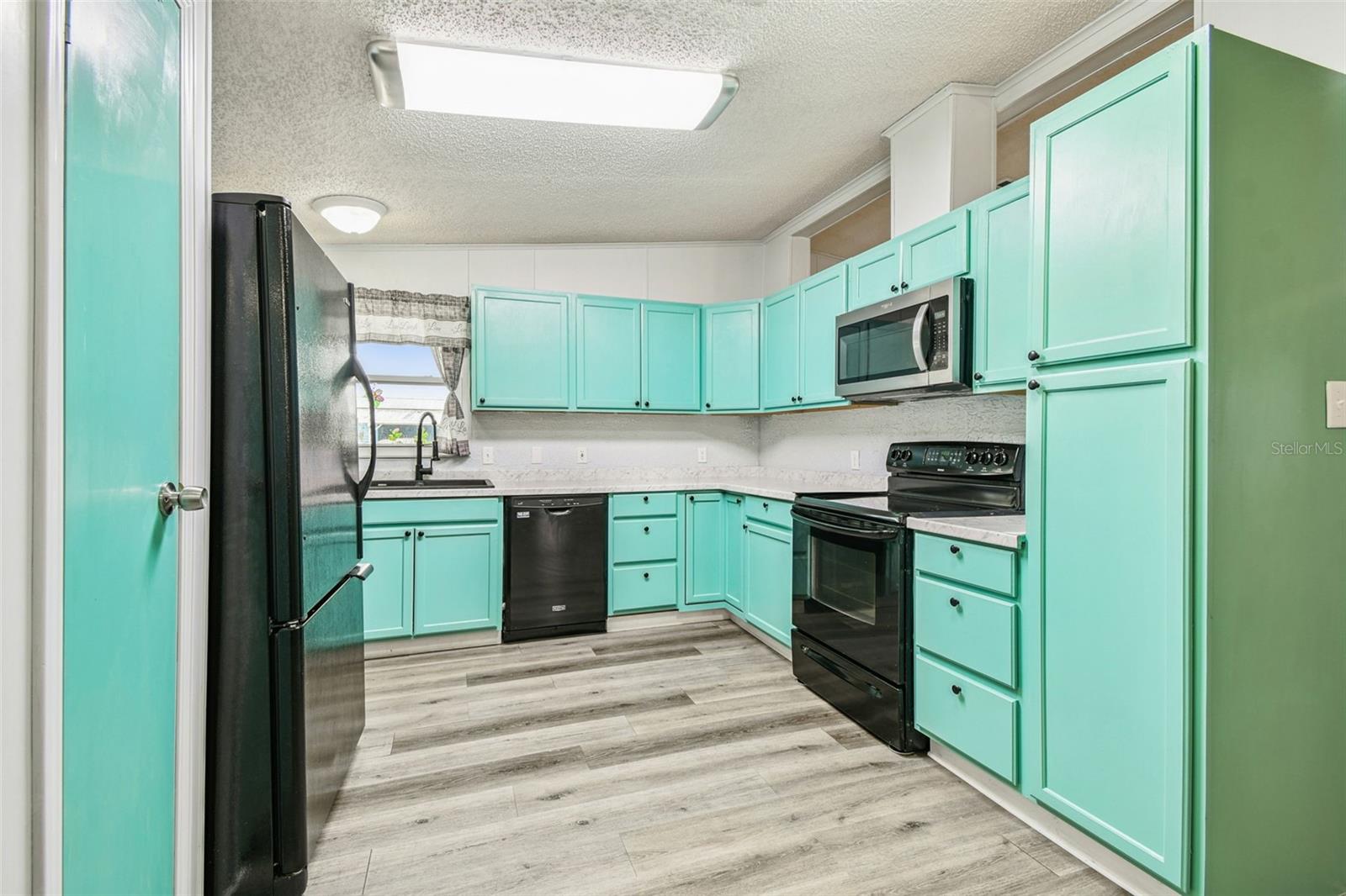 FOXWOOD LAKE ESTATES - Residential Lease