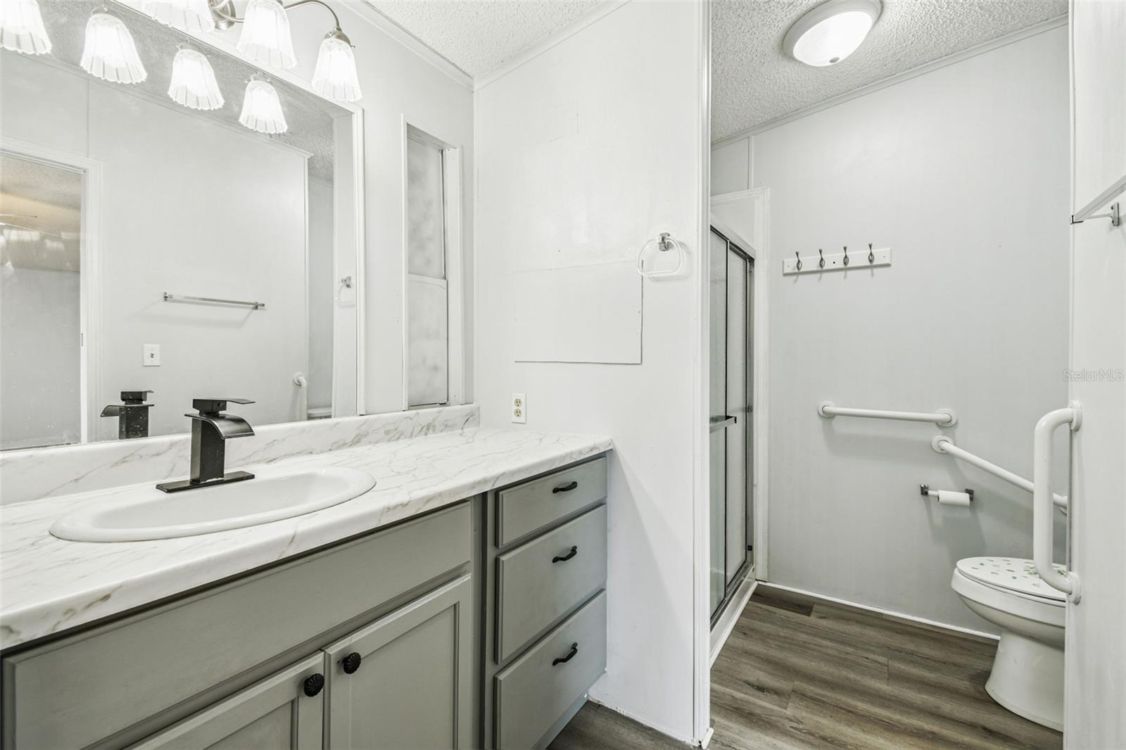 FOXWOOD LAKE ESTATES - Residential Lease