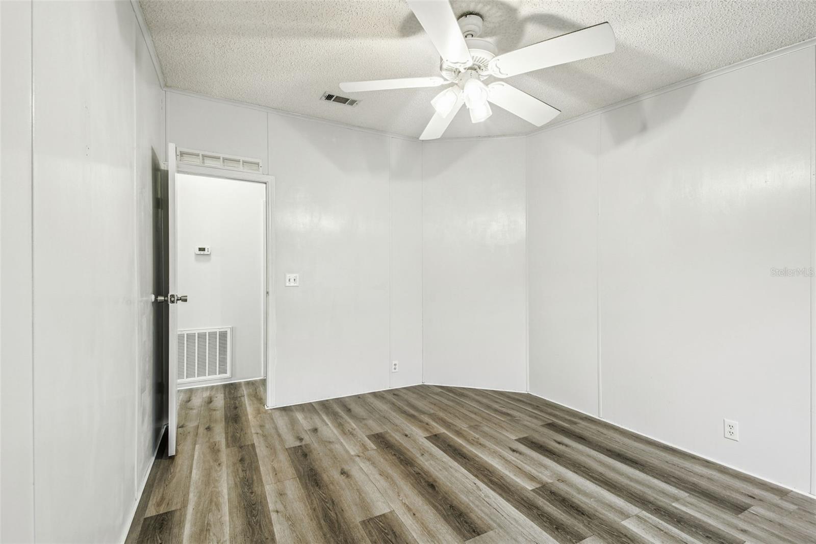 FOXWOOD LAKE ESTATES - Residential Lease