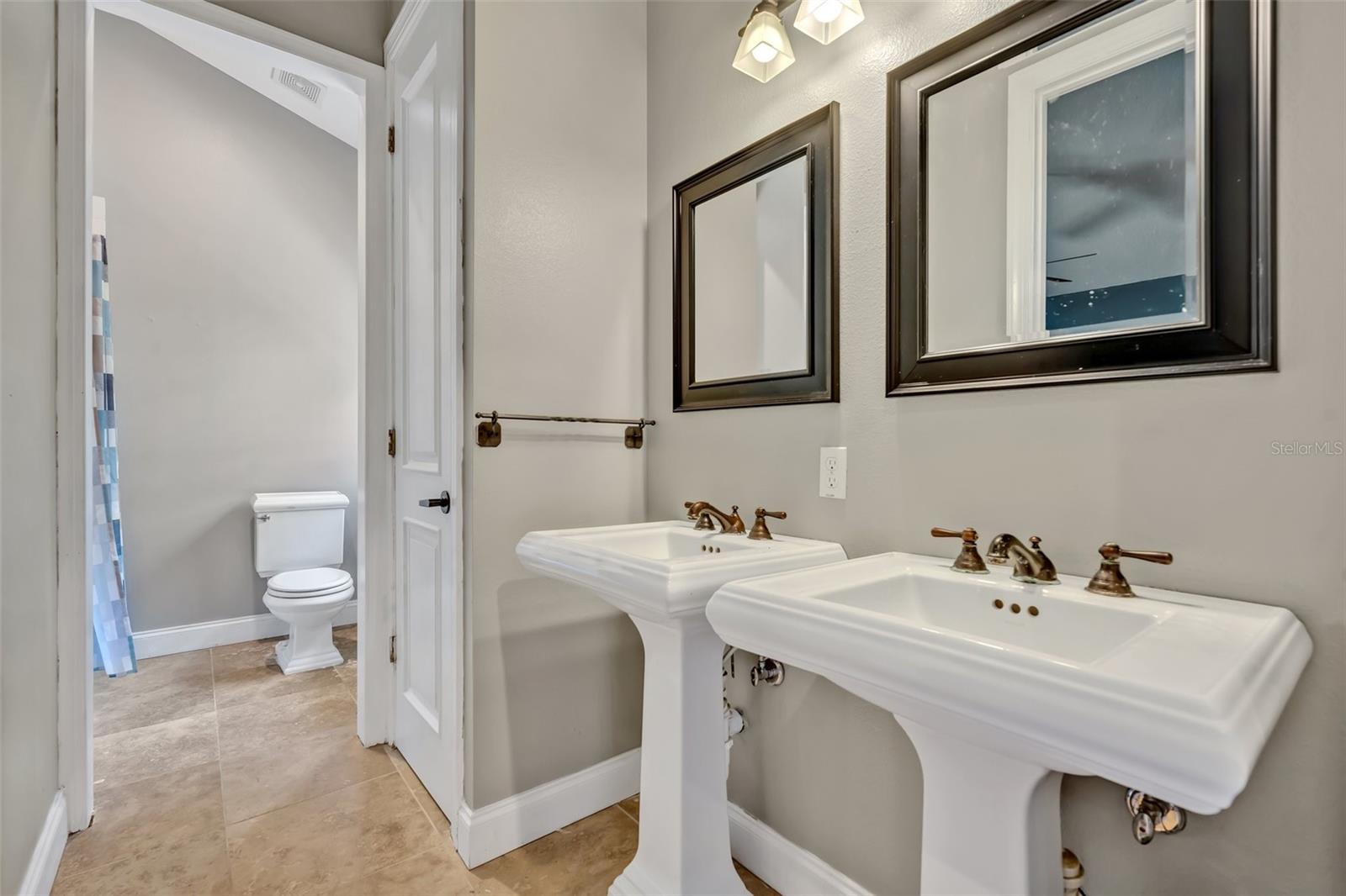 LAKE HARNEY MANOR - Residential