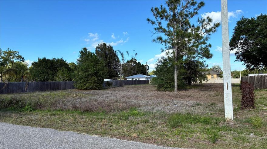 Excellent opportunity to acquire an approximately 0.5-acre lot, ideal for building the property of your dreams. Located in a quiet area with easy access to main roads, shopping, and services. Ample space for residential development with great potential. Don’t miss the opportunity to invest in this growing area