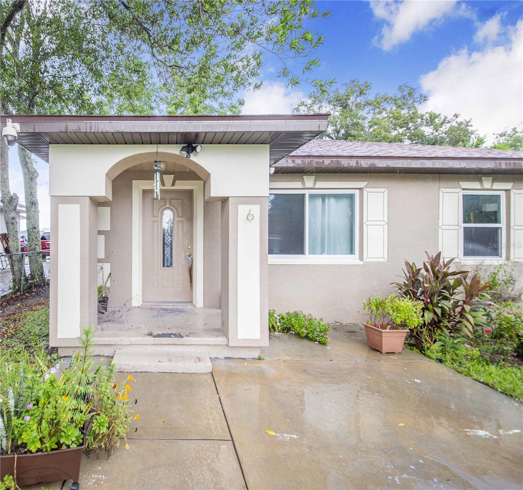 Photo of 6 E Magnolia Street, Davenport, FL 33837 (MLS # L4964637)