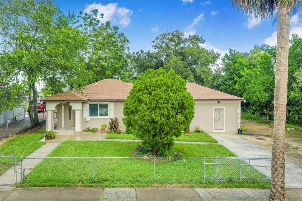 Photo of 6 E Magnolia Street, Davenport, FL 33837 (MLS # L4964637)