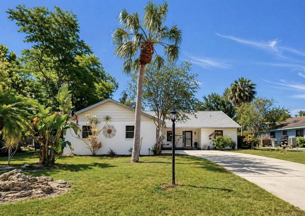 Photo of 948 Winter Garden Drive, Sarasota, FL 34243 (MLS # A4691948)