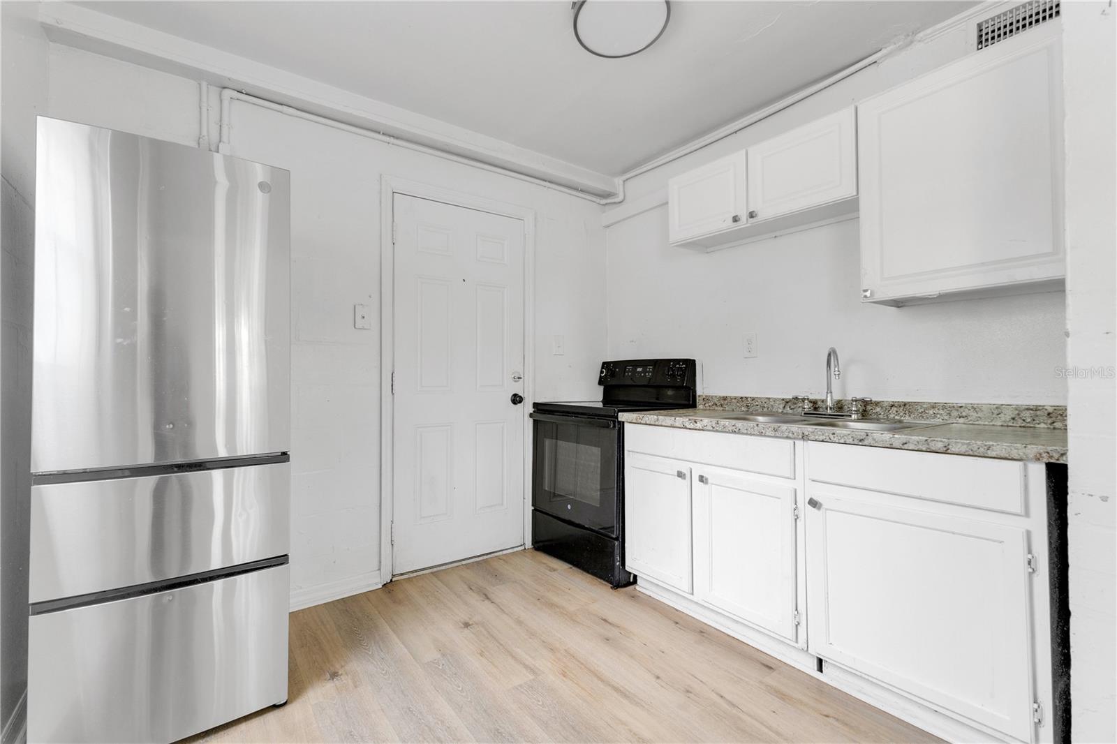 1025 COLYER STREET A/B