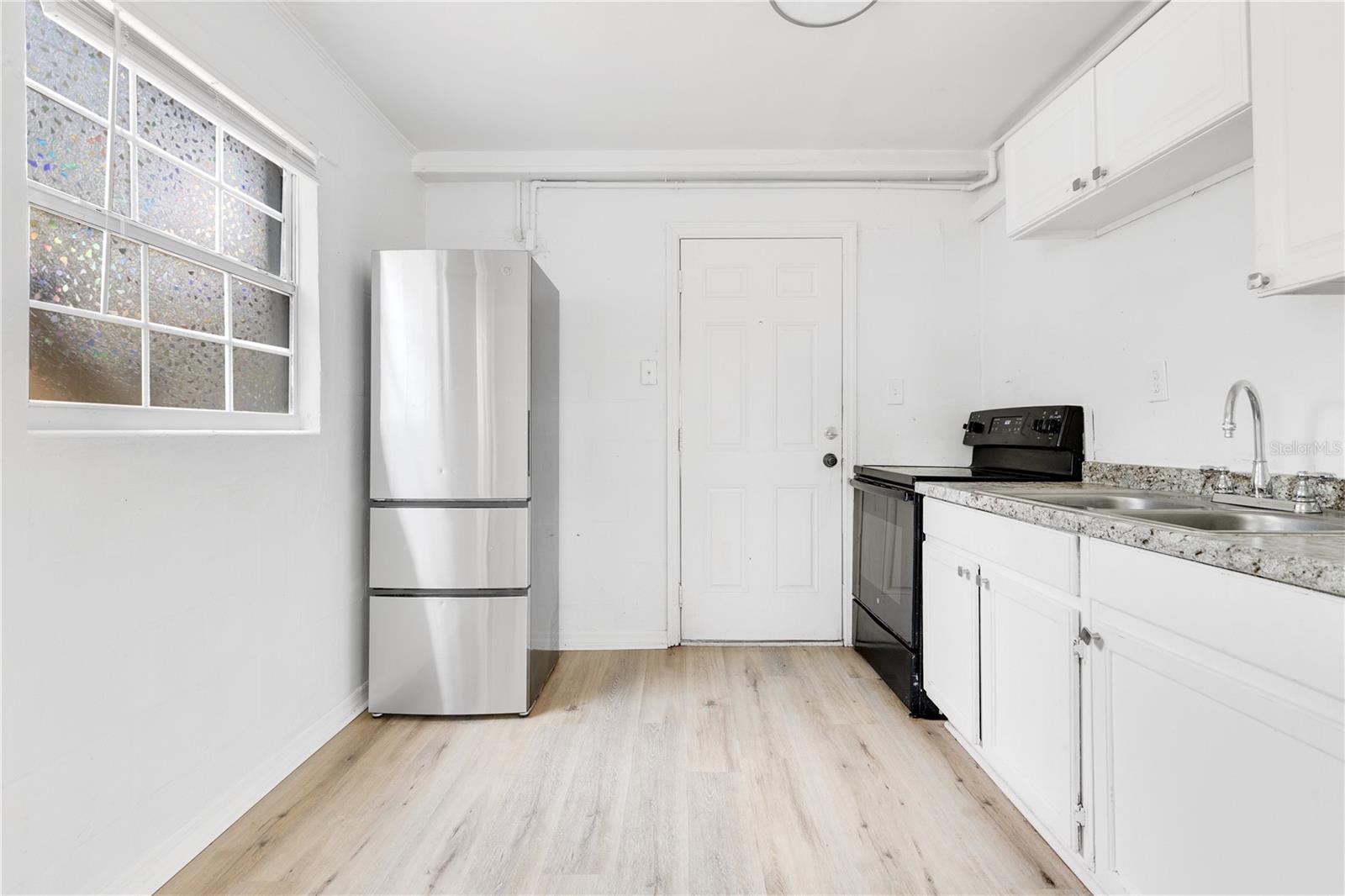 1025 COLYER STREET A/B