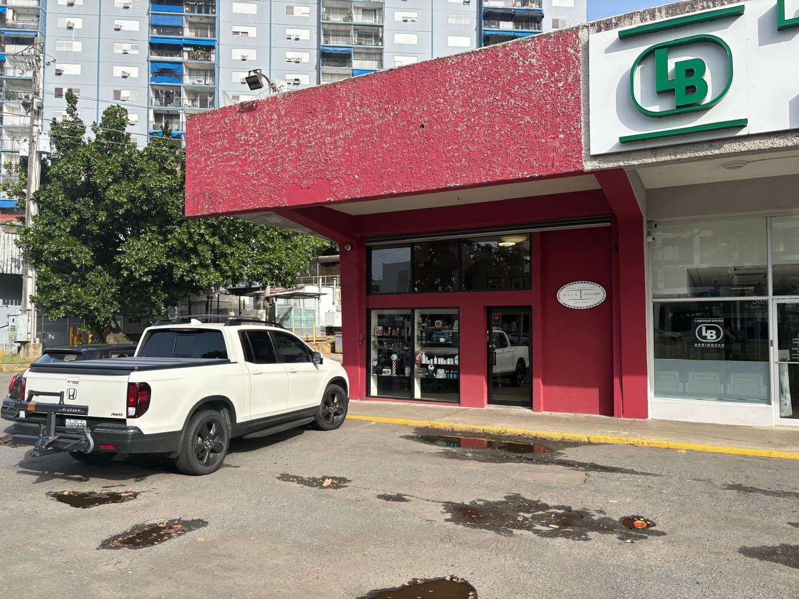 Remodeled commercial space with a mezzanine, currently occupied by a beauty salon and an office. Located in a high-traffic commercial area, with lots of parking spaces on site. The price includes: a brand new electric rolling doors and batteries for power emergencies.
