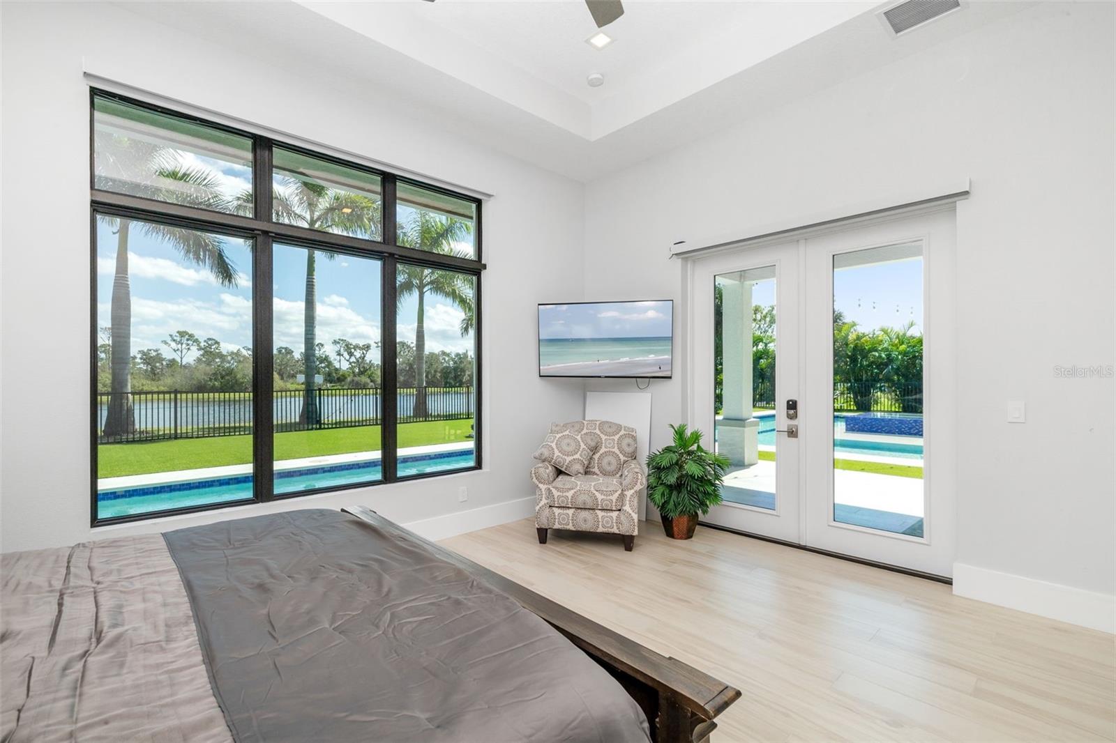 FOUNDERS CLUB - Residential