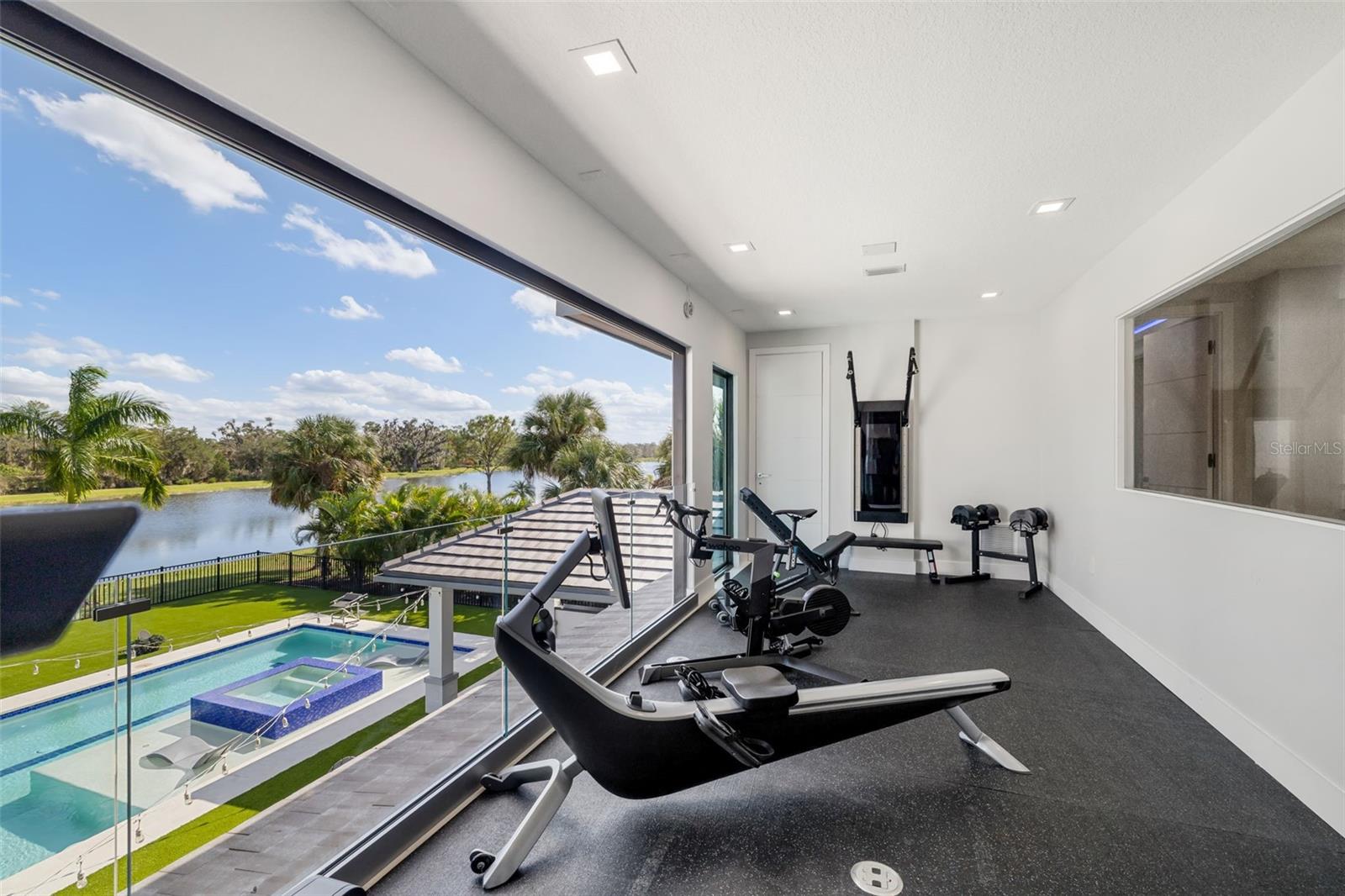 FOUNDERS CLUB - Residential