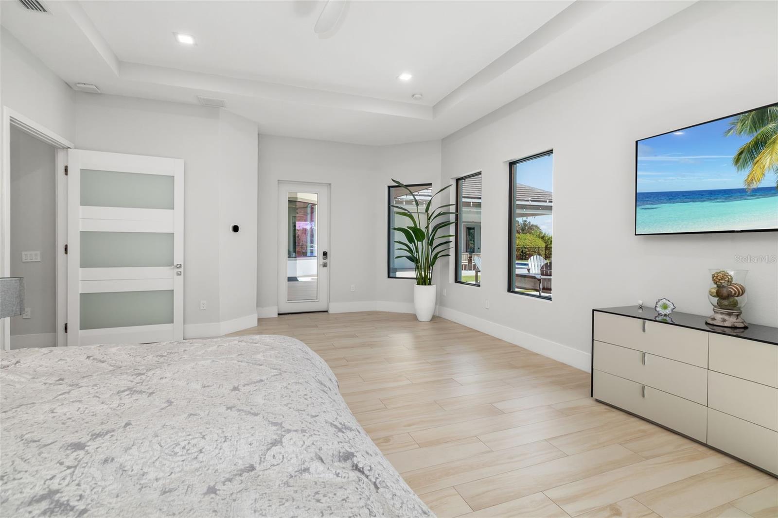 FOUNDERS CLUB - Residential