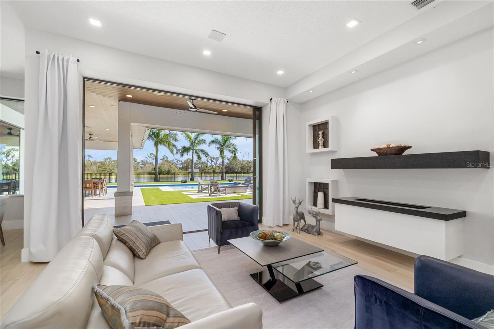 FOUNDERS CLUB - Residential