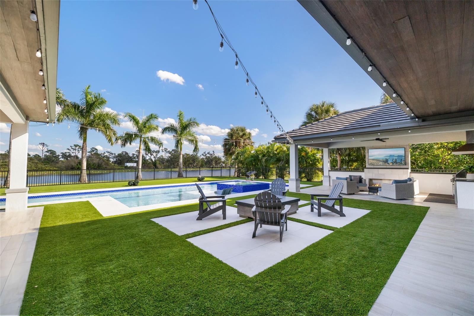 FOUNDERS CLUB - Residential