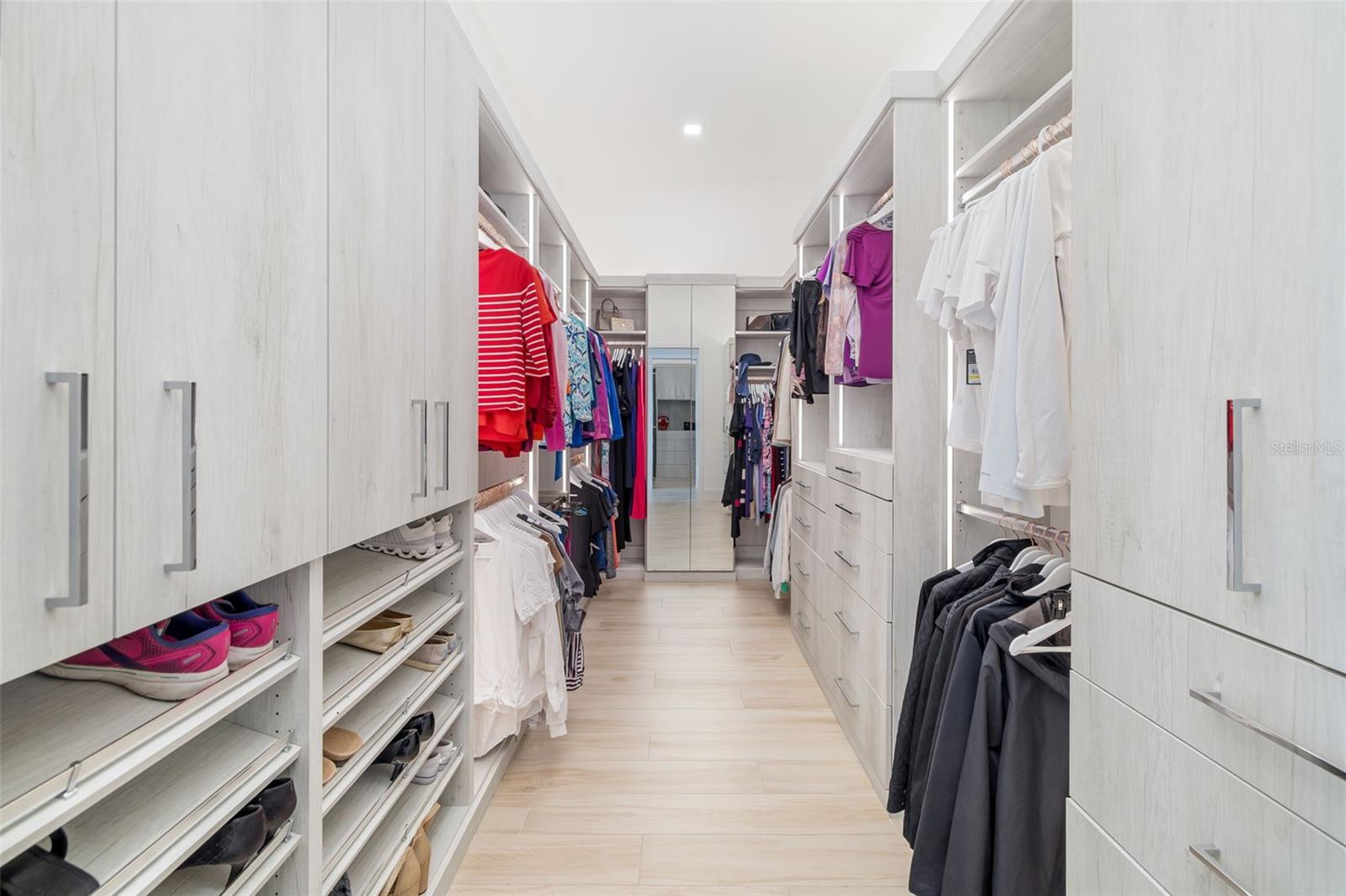 FOUNDERS CLUB - Residential