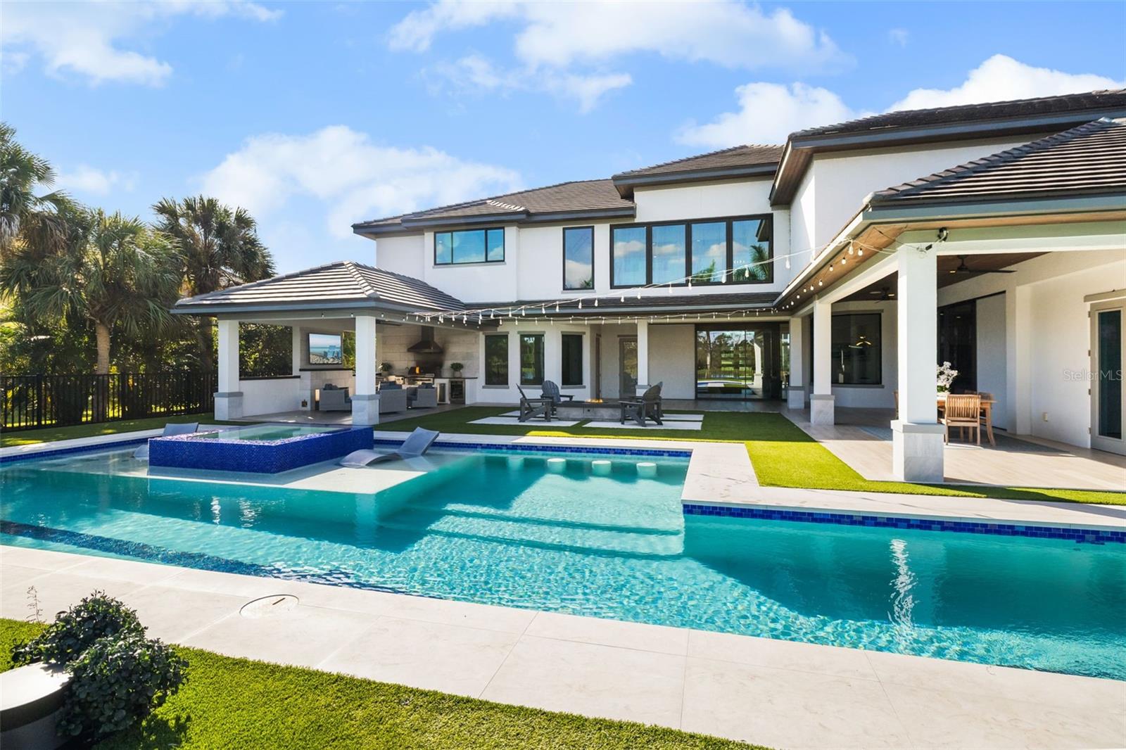 FOUNDERS CLUB - Residential