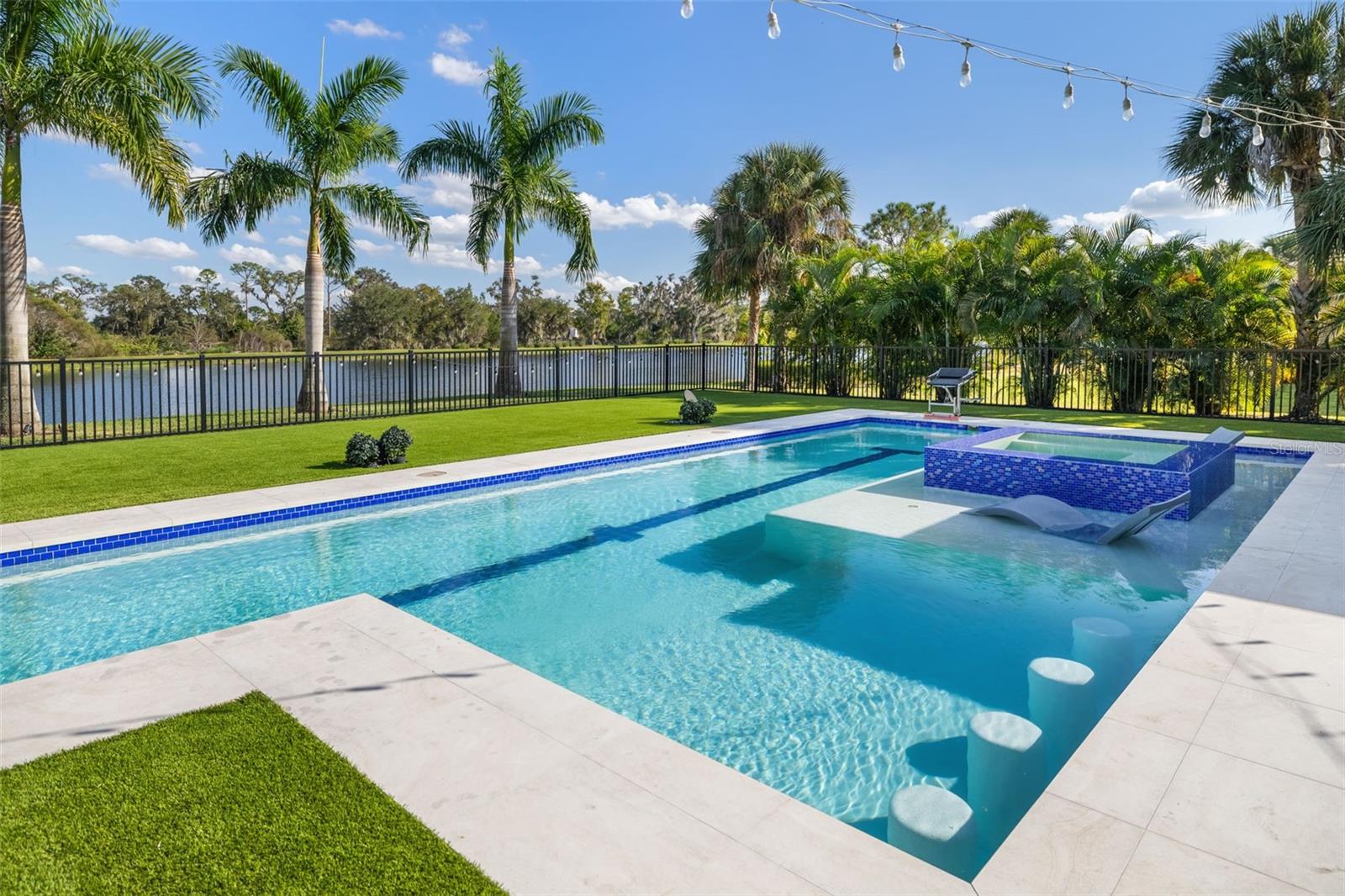 FOUNDERS CLUB - Residential