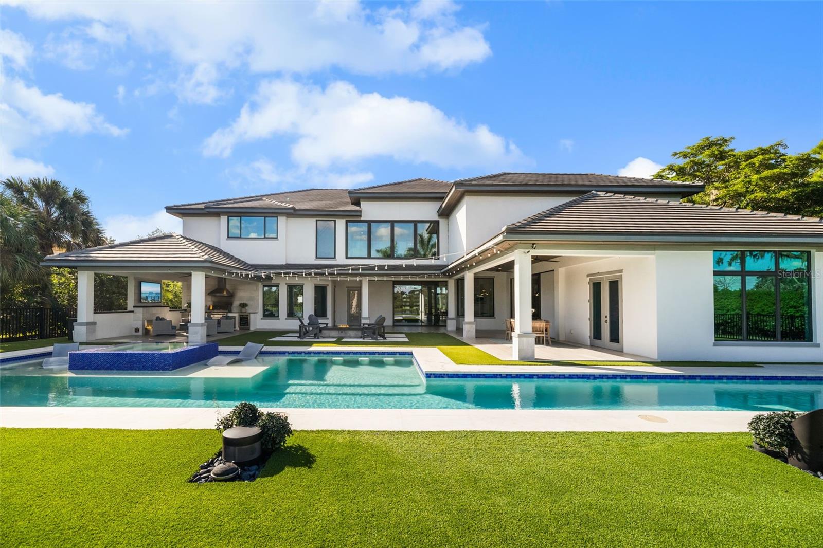 FOUNDERS CLUB - Residential