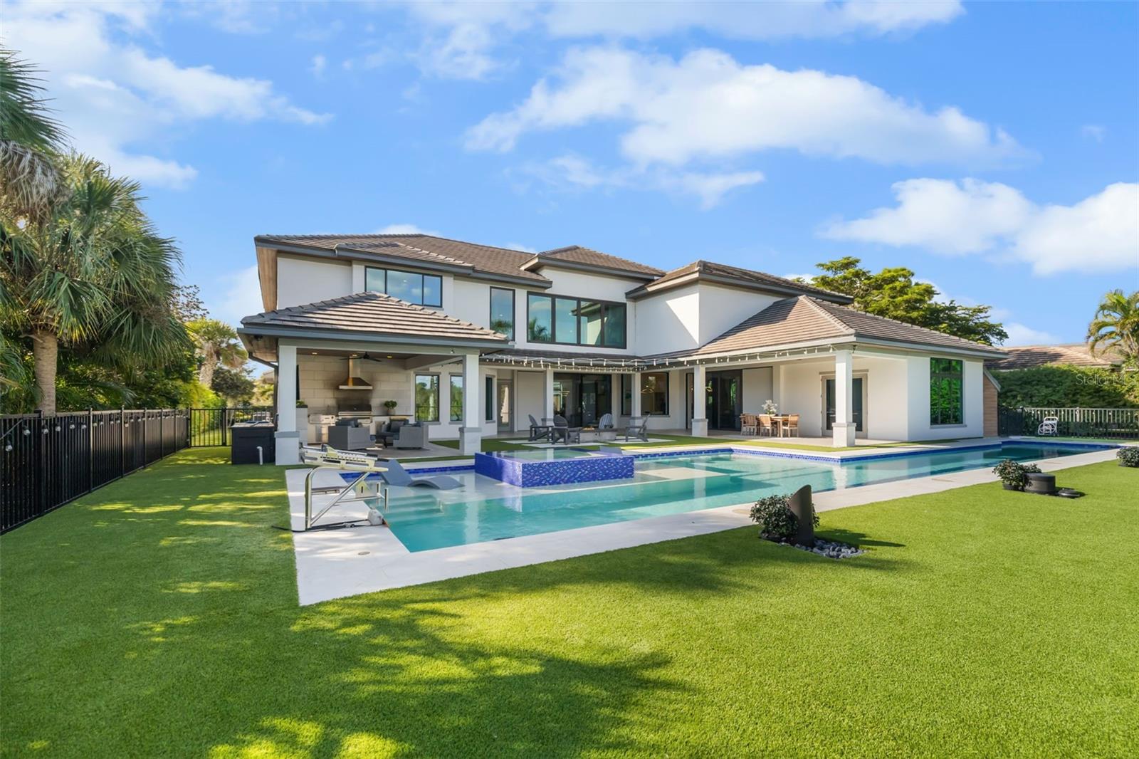 FOUNDERS CLUB - Residential