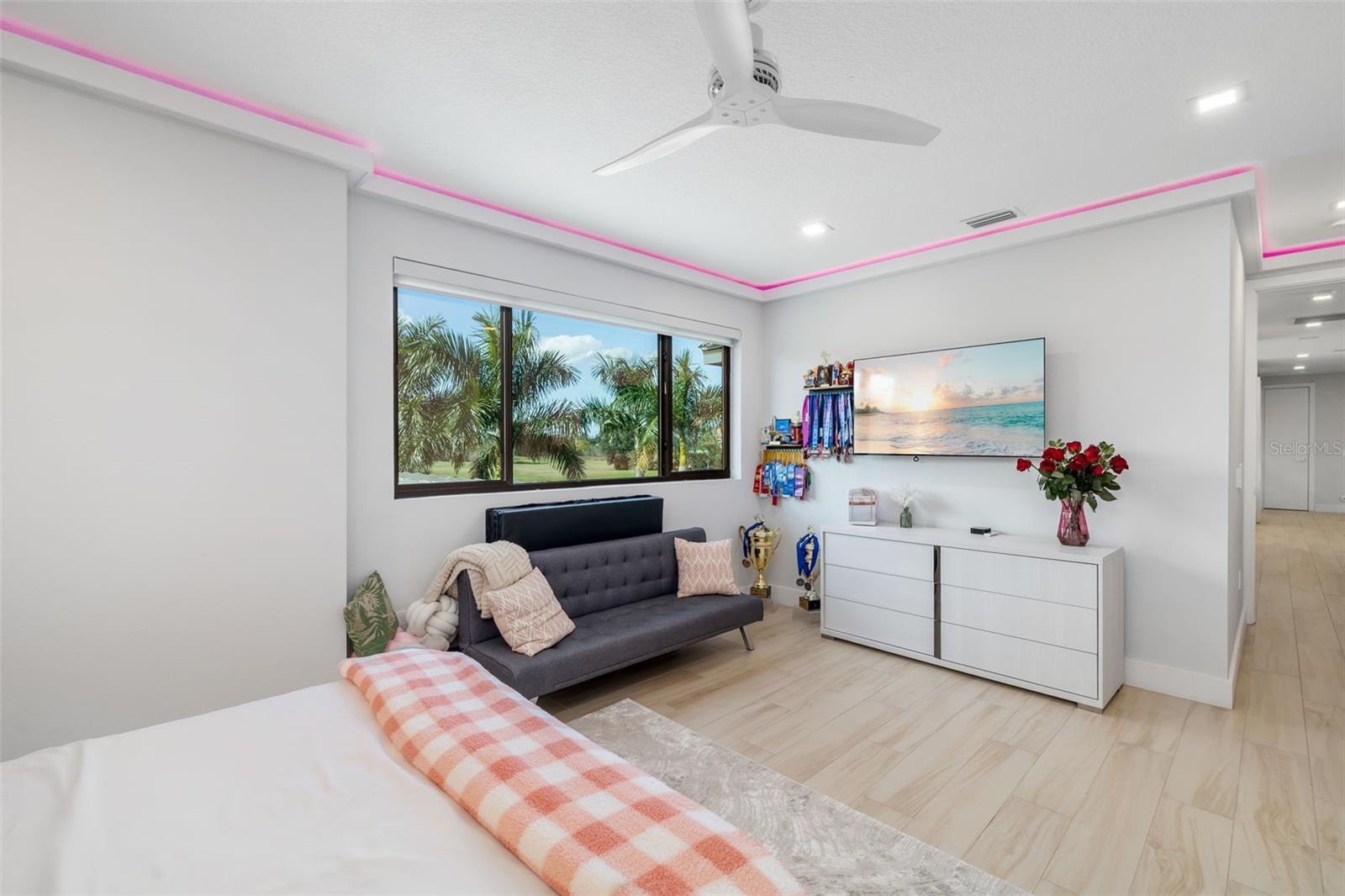 FOUNDERS CLUB - Residential