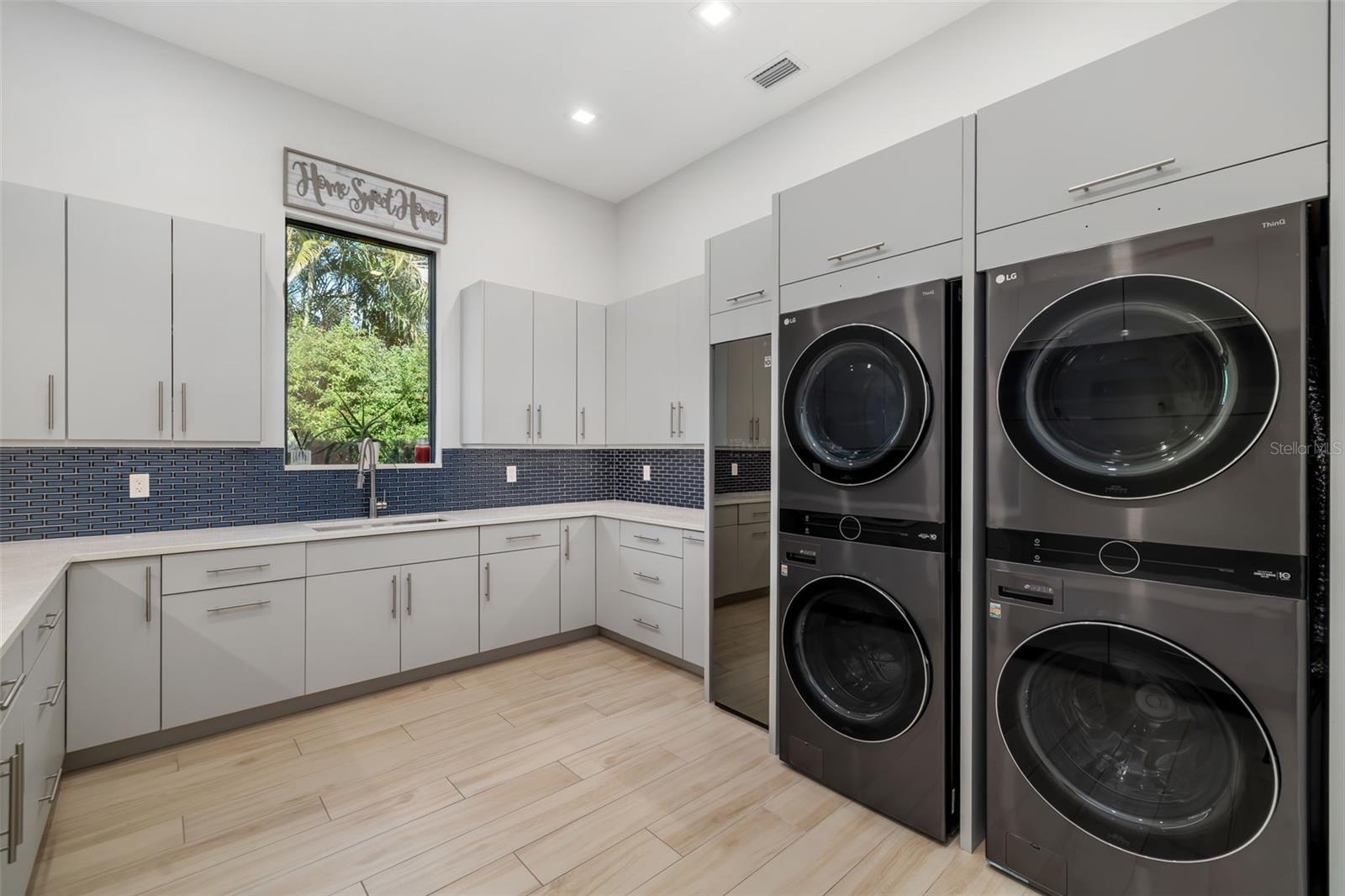 FOUNDERS CLUB - Residential