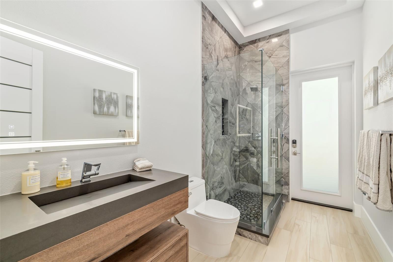 FOUNDERS CLUB - Residential