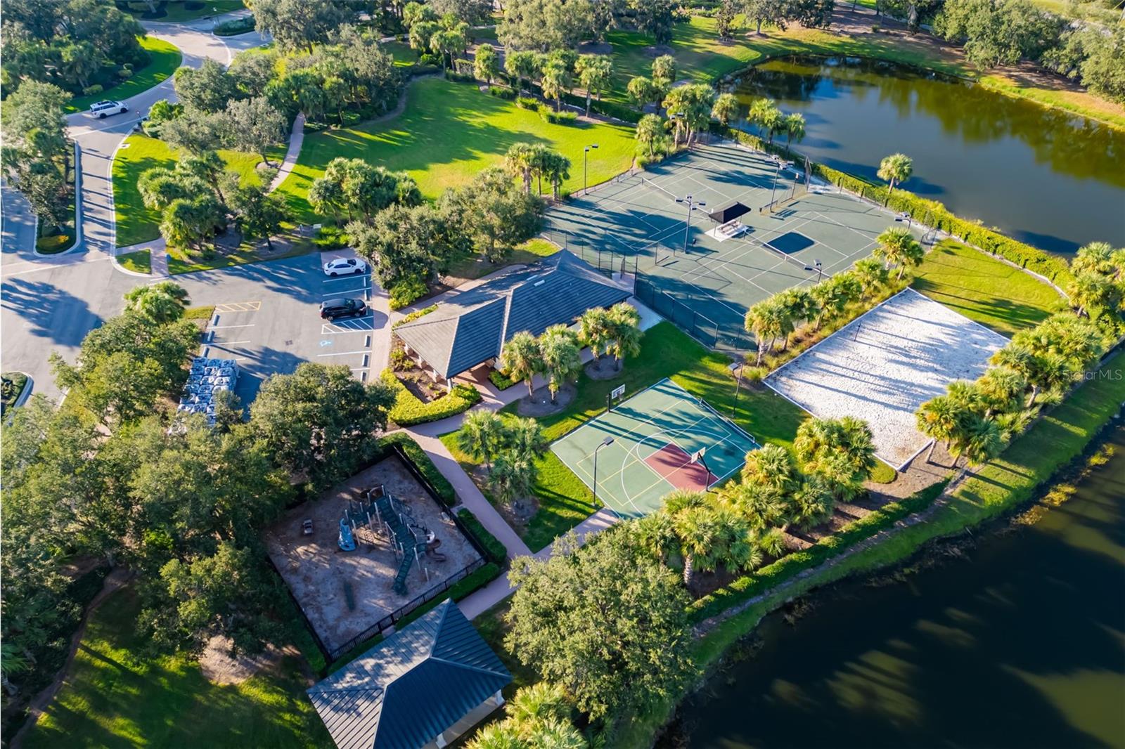 FOUNDERS CLUB - Residential