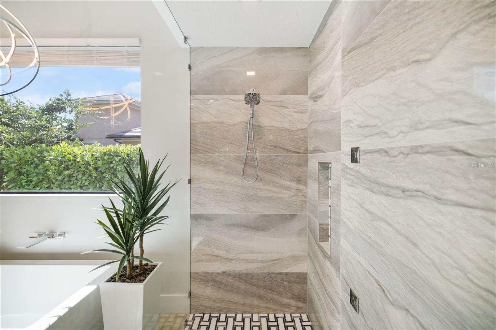 FOUNDERS CLUB - Residential