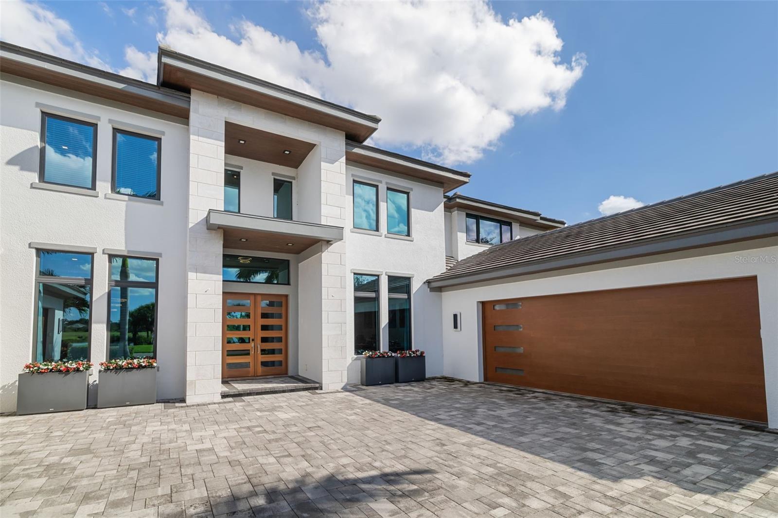 FOUNDERS CLUB - Residential