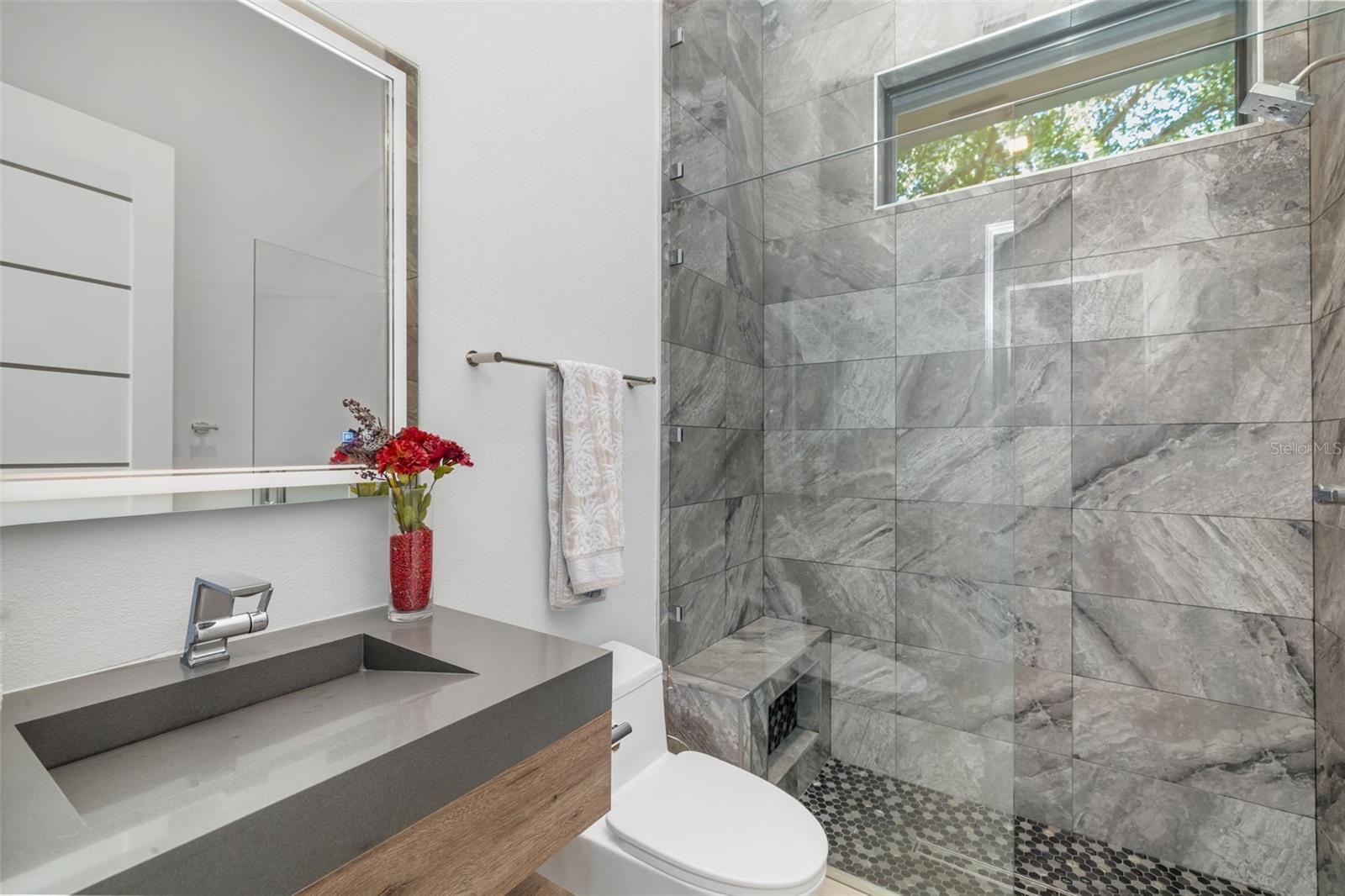 FOUNDERS CLUB - Residential