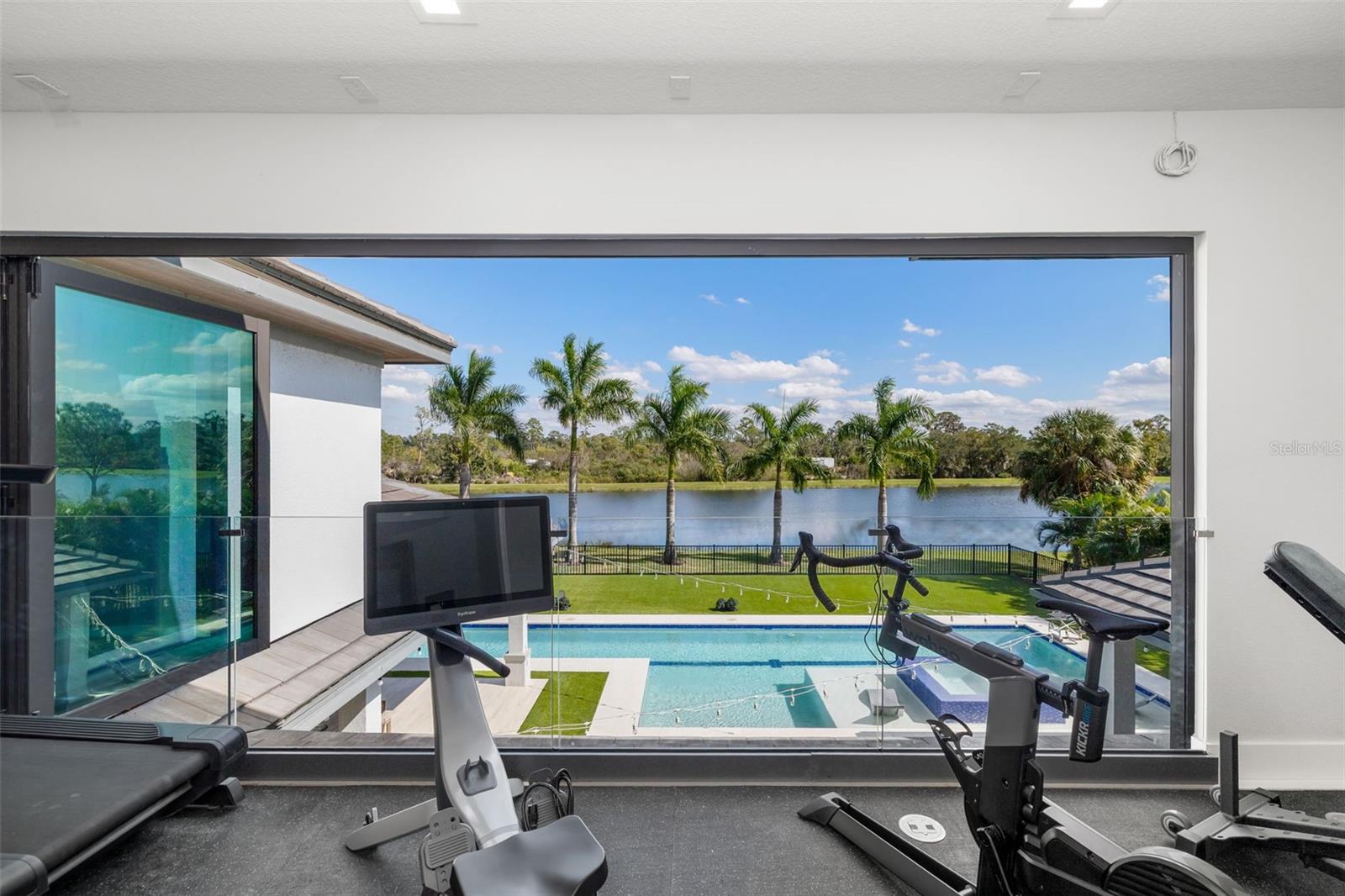 FOUNDERS CLUB - Residential