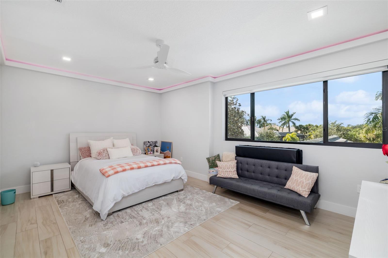 FOUNDERS CLUB - Residential