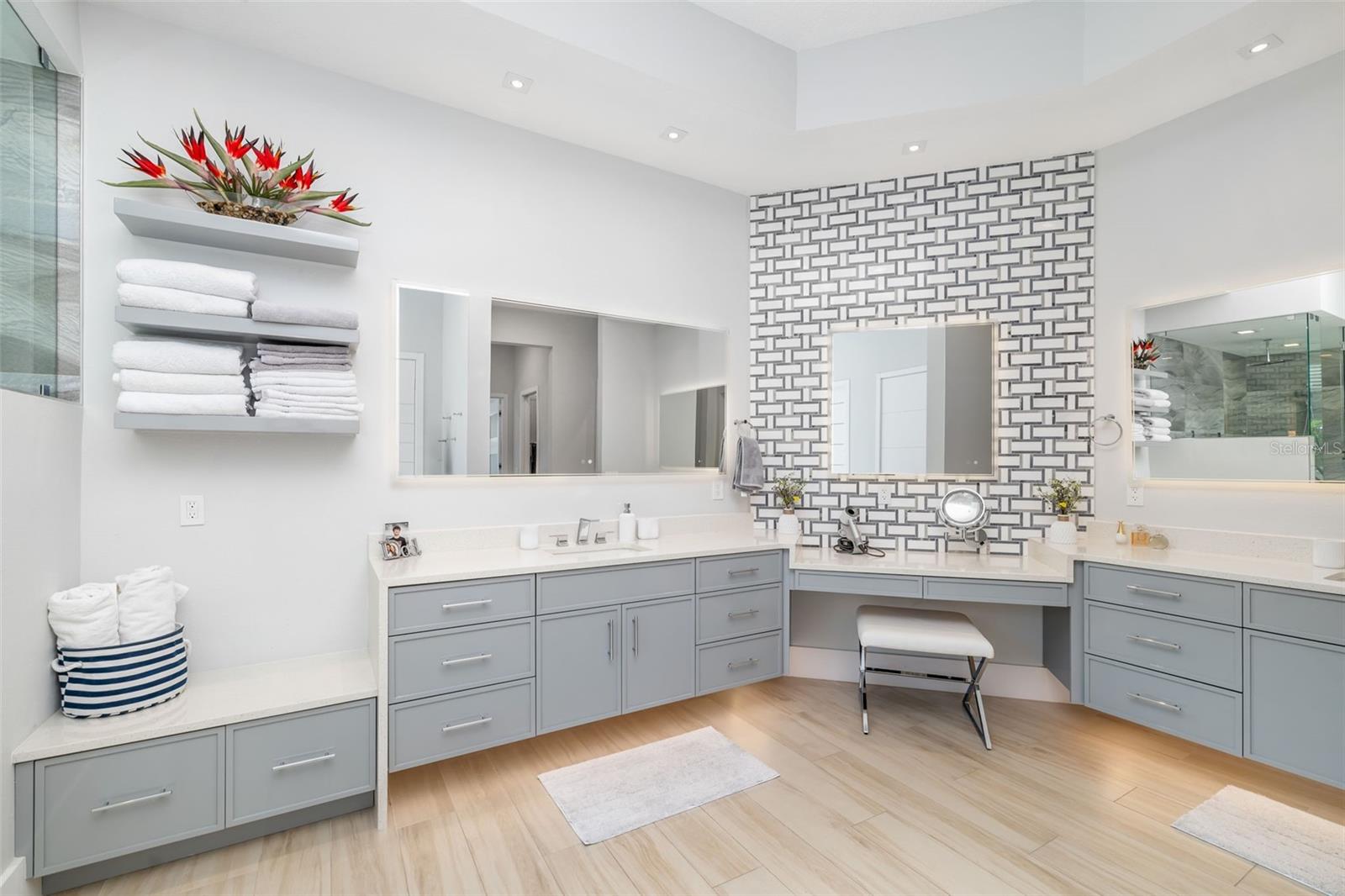 FOUNDERS CLUB - Residential