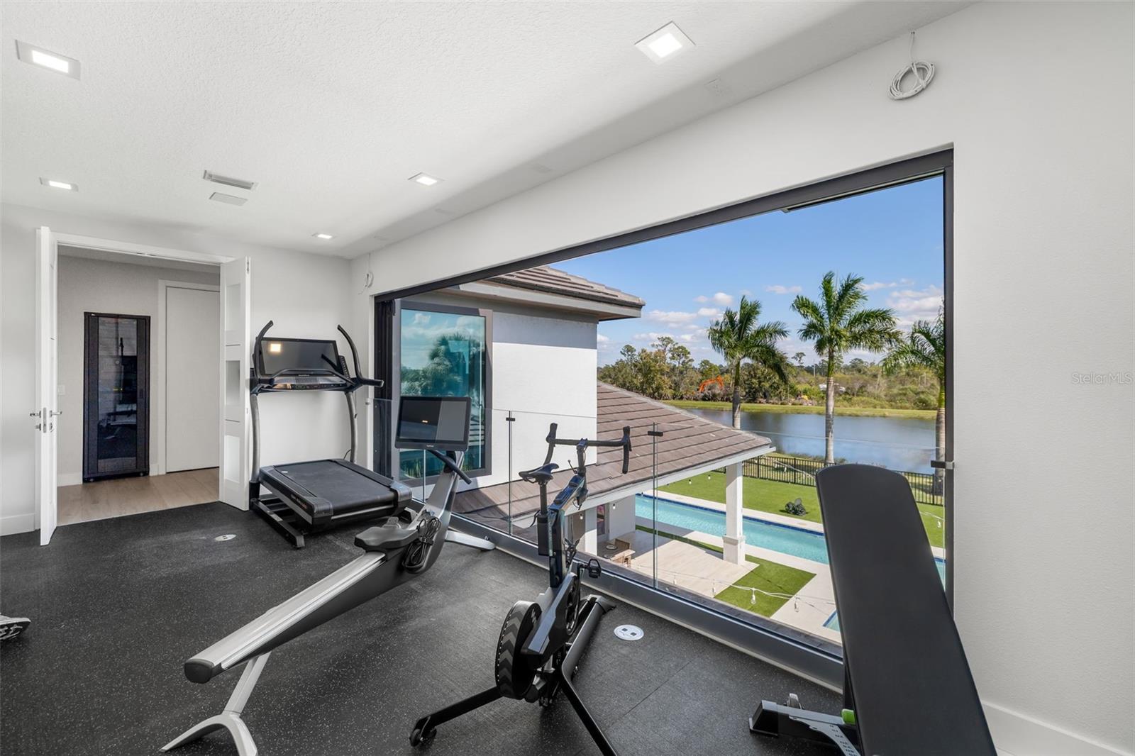 FOUNDERS CLUB - Residential