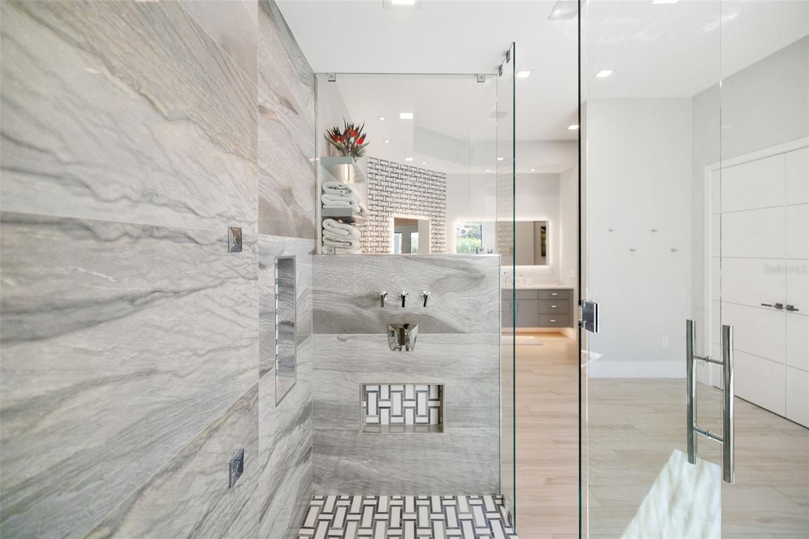 FOUNDERS CLUB - Residential