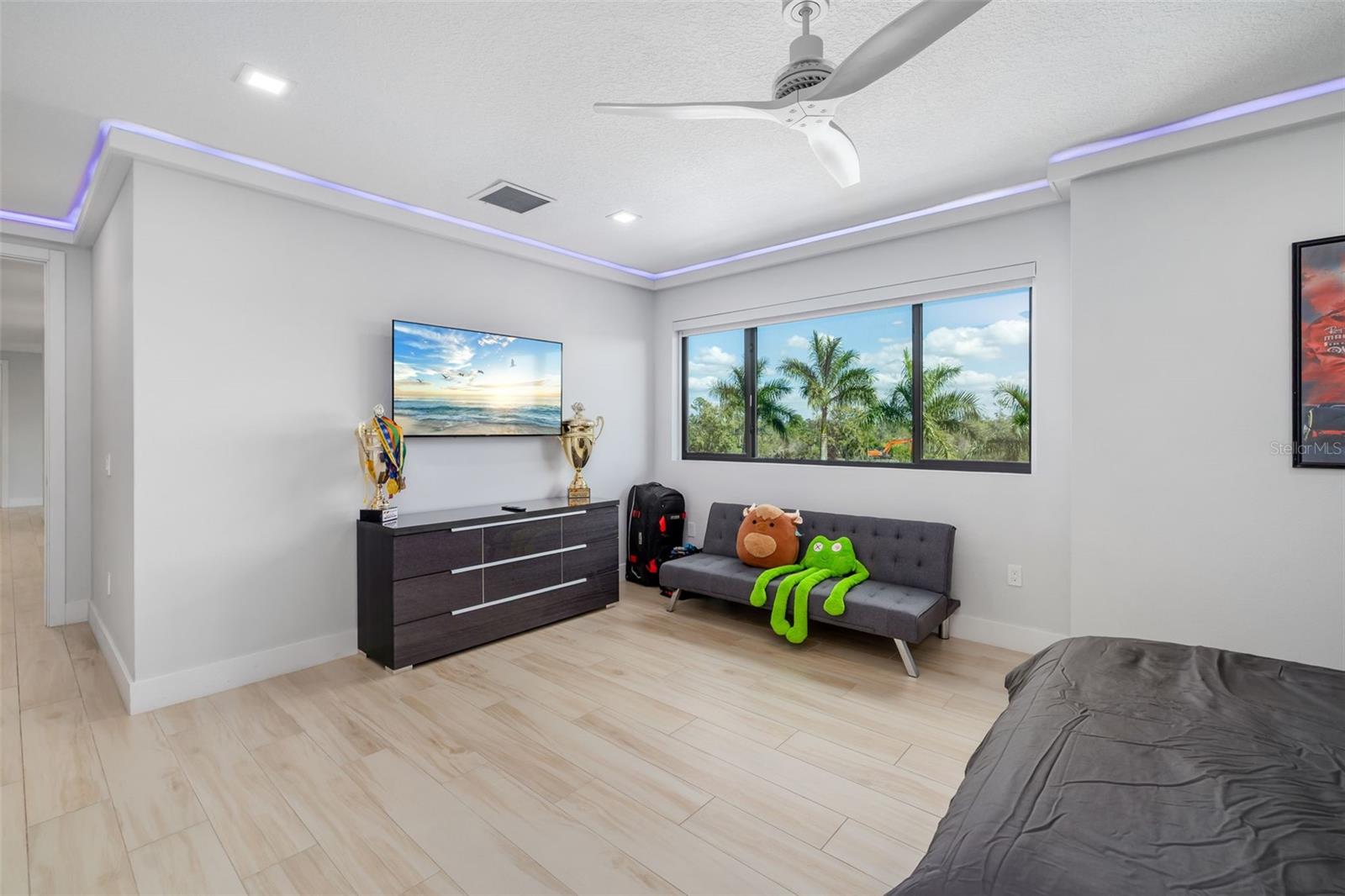 FOUNDERS CLUB - Residential