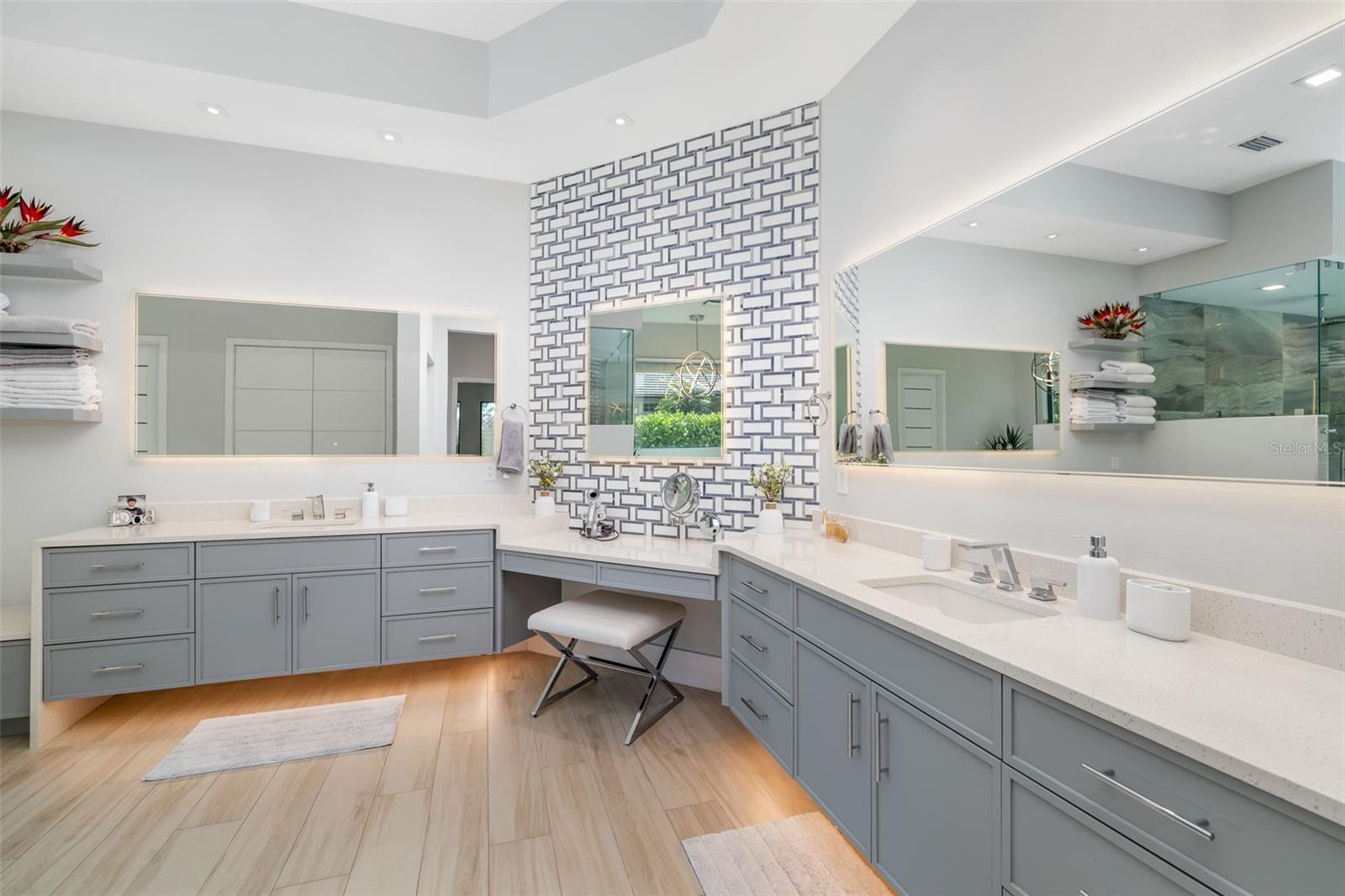 FOUNDERS CLUB - Residential