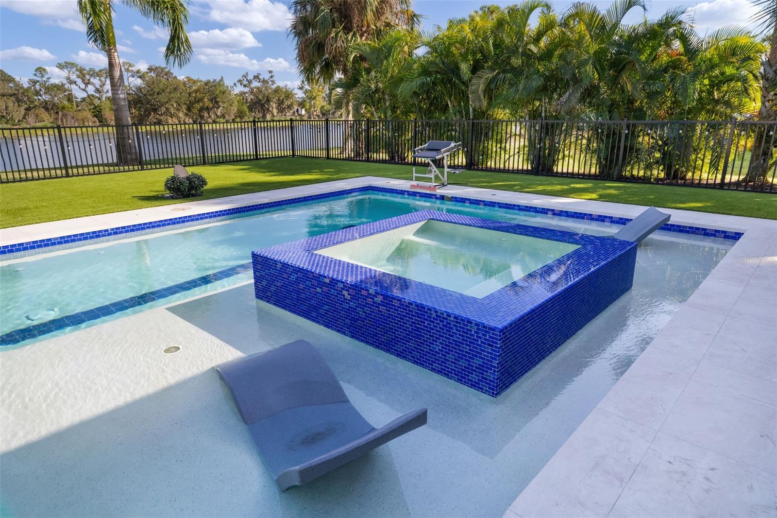 FOUNDERS CLUB - Residential