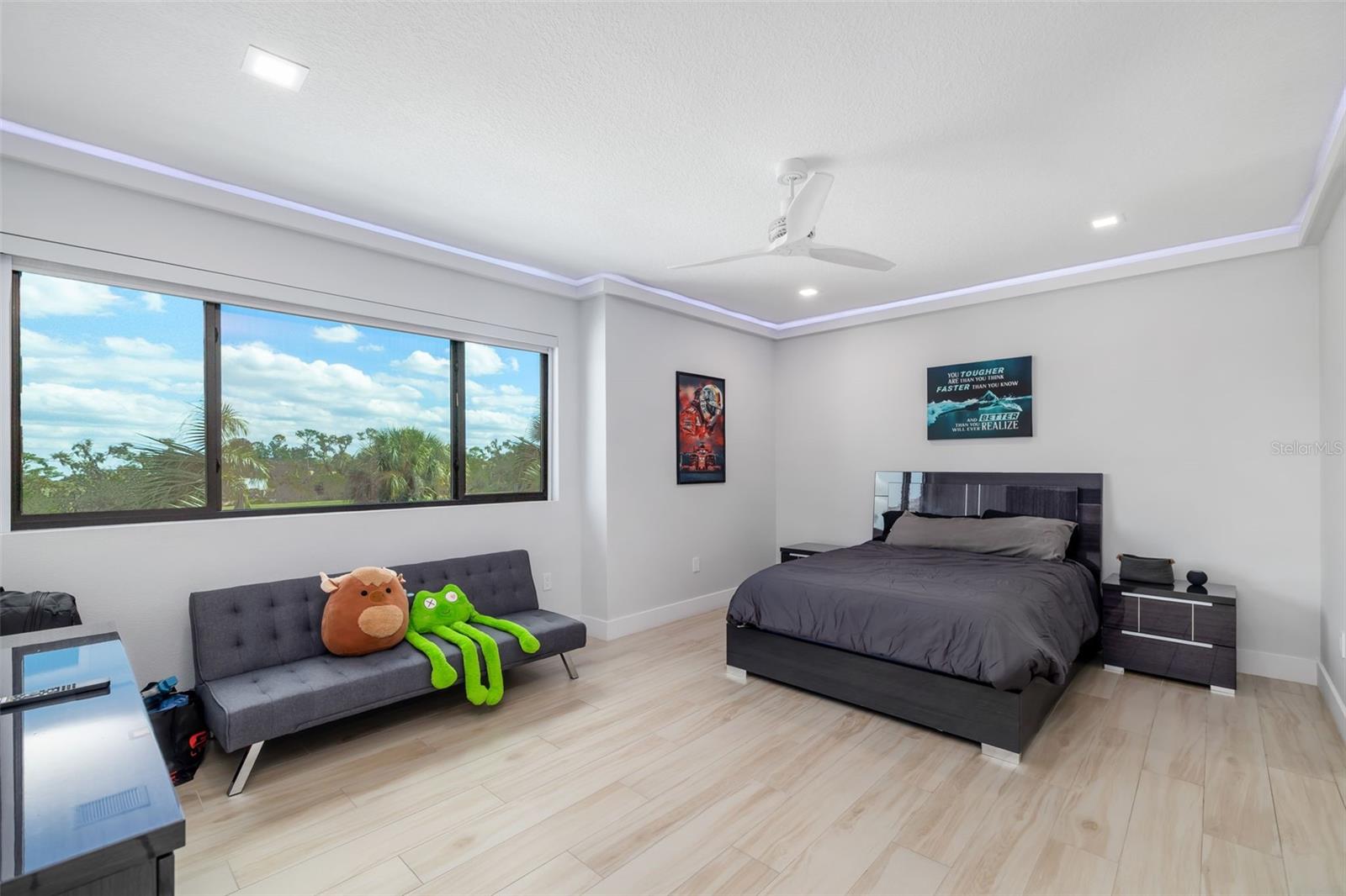 FOUNDERS CLUB - Residential