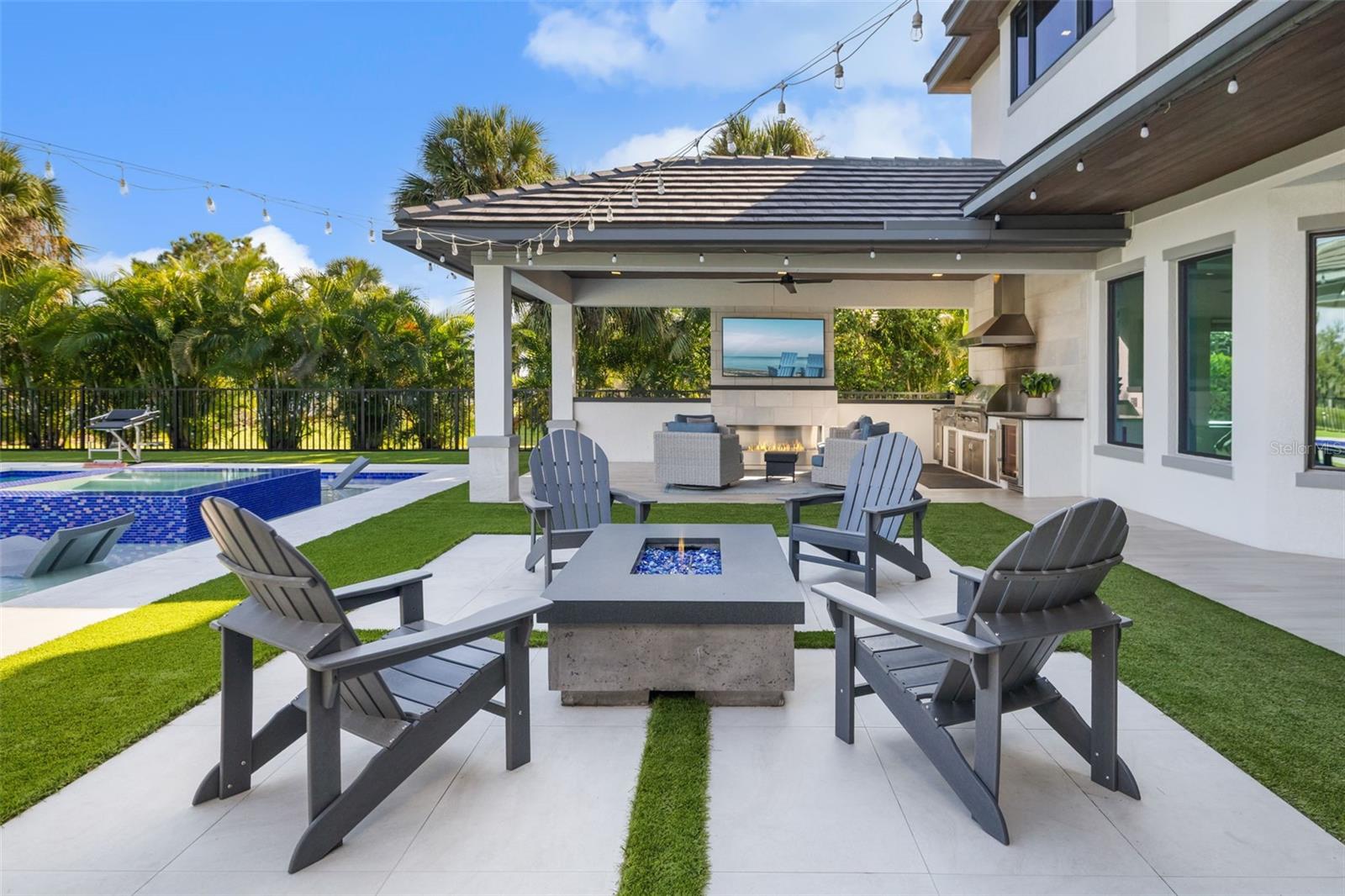 FOUNDERS CLUB - Residential