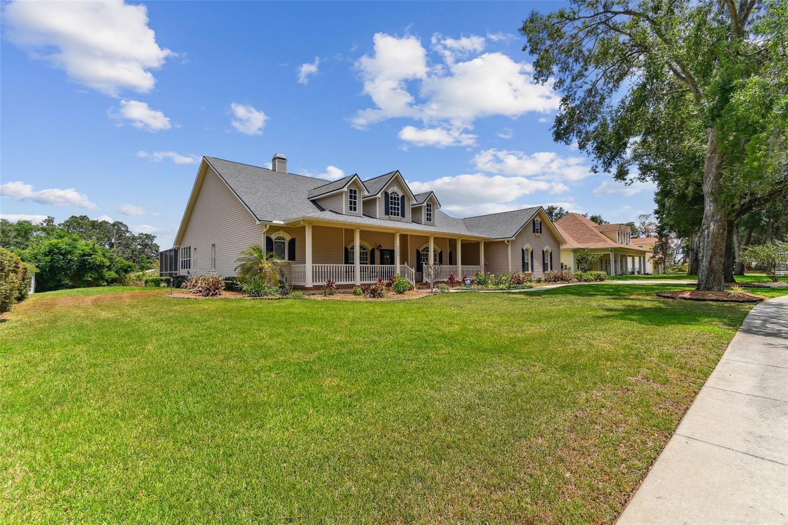 2202 COLEWOOD LANE