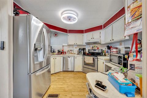 Tiny photo for 223 Paradise S, Leesburg, FL 34788 (MLS # G5109717)